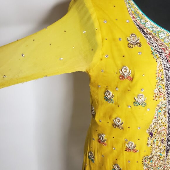 DESI SUIT Large - DRESS - Pakistani Suit - Worn once - Picture 4 of 7